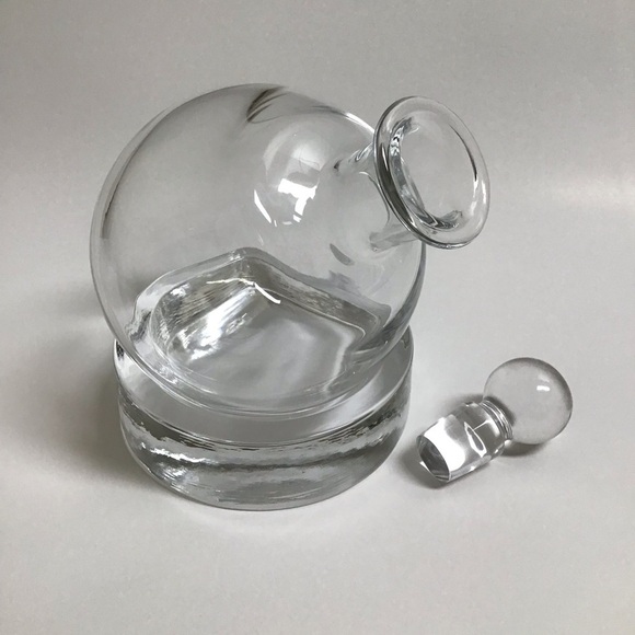Round Whiskey Decanter Clear Glass Tilted Saucer Base Stopper Modern Barware 3PC - Picture 2 of 8
